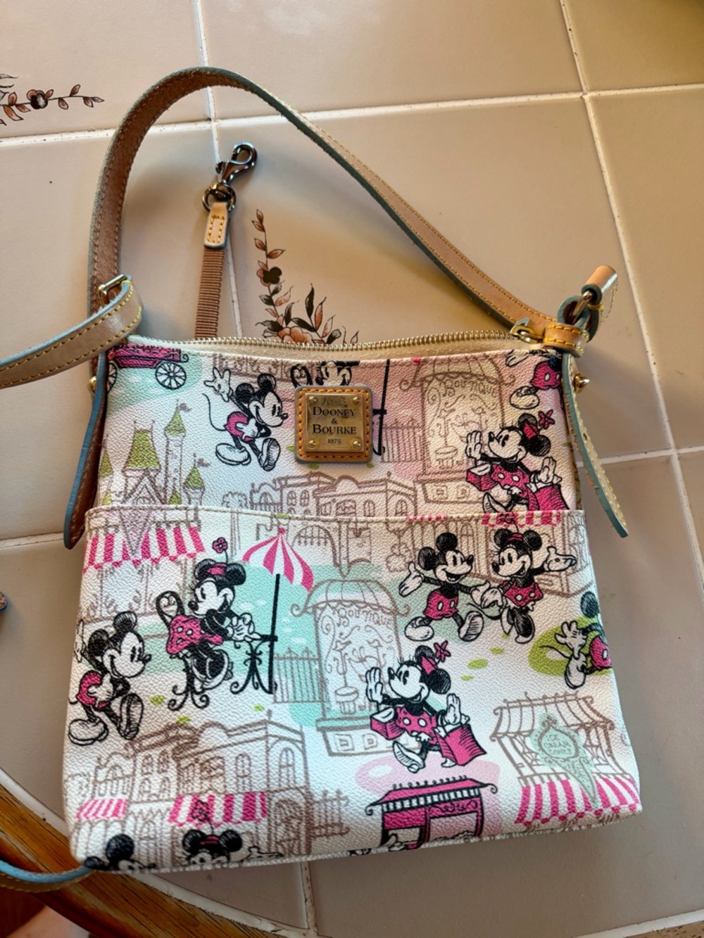 🌸Spring Sale!! $149!! Dooney & Bourke Disney Main St Crossbody Bag like new!
